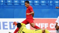 Para pemain timnas Indonesia terus menggempur pertahanan Timor Leste untuk menambah pundi-pundi gol. Yusran Uccang/Antara Foto.