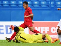Para pemain timnas Indonesia terus menggempur pertahanan Timor Leste untuk menambah pundi-pundi gol. Yusran Uccang/Antara Foto.