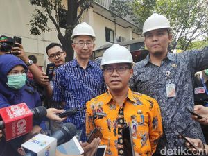 Pemprov DKI Angkut 80 Ton Sampah dari Pintu Air Manggarai Pemprov DKI Angkut 80 Ton Sampah dari Pintu Air Manggarai