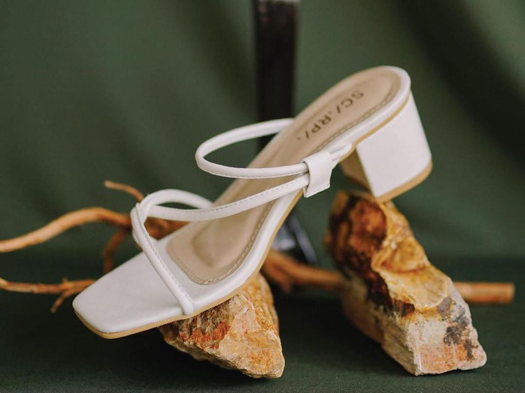 Opsi 5 Sandal Heels dengan Tali Menyimpang yang Sedang Tren dari Brand Lokal Opsi 5 Sandal Heels dengan Tali Menyimpang yang Sedang Tren dari Brand Lokal