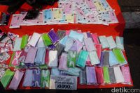 Penjualan masker meningkat alasannya ialah jeleknya udara Jakarta. 