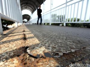 Hati-hati! JPO Jalan Tubagus Angke Mulai Keropos