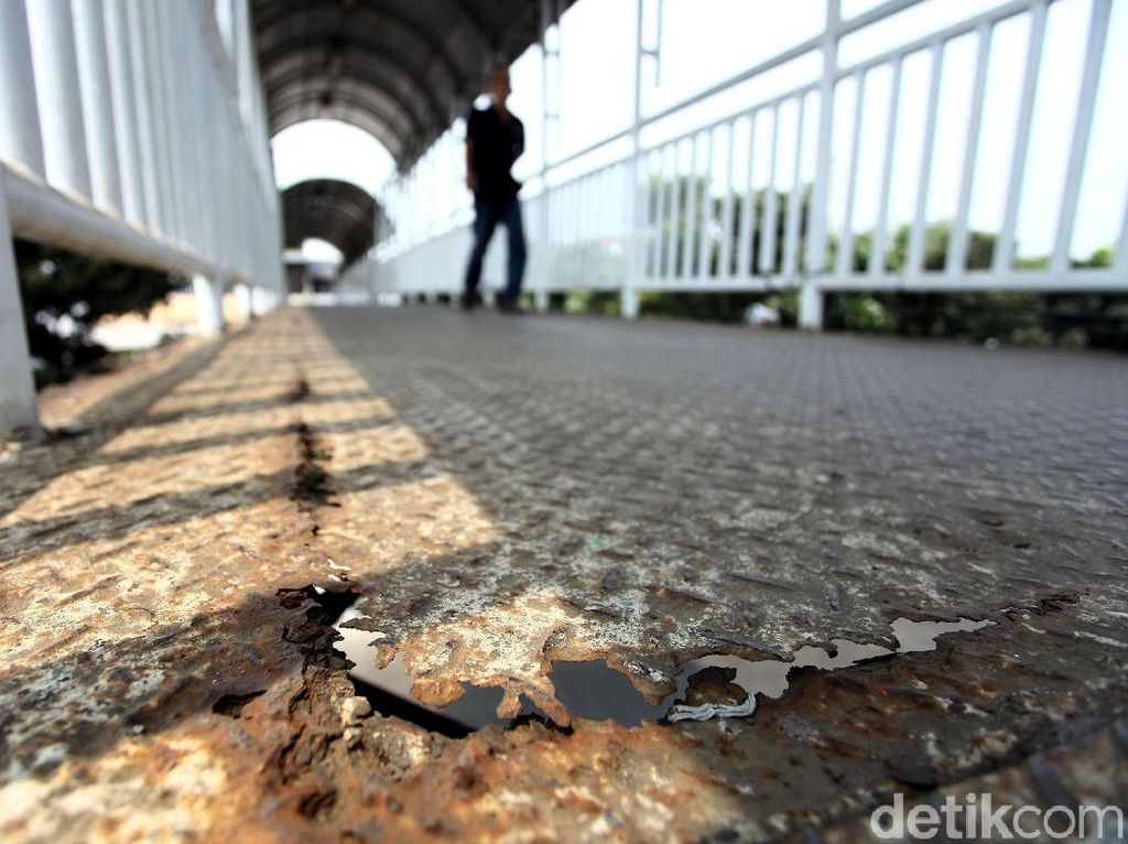 Hati-hati! JPO Jalan Tubagus Angke Mulai Keropos Hati-hati! JPO Jalan Tubagus Angke Mulai Keropos