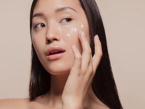 5 Tahapan Pakai Skincare yang Tepat, Jangan Salah Urutan 5 Tahapan Pakai Skincare yang Tepat, Jangan Salah Urutan