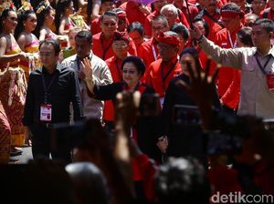 Prananda-Puan di Kanan Kiri Megawati Prananda-Puan di Kanan Kiri Megawati