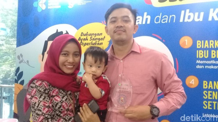 Perjuangan Pasutri Bekerja Penuhi Asi Langsung Anak, Pernah Bau Sekulkas
