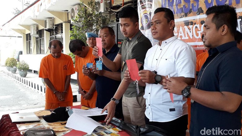 Curi Saldo Rekening, 2 Pria Ini Beraksi Pakai 55 Kartu ATM