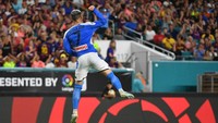 Tiga menit jelang waktu normal babak pertama berakhir, Napoli bisa menyamakan skor menjadi 1-1. Adalah Samuel Umtiti yang membuat bunuh diri untuk Barcelona, sehingga Napoli memaksakan hasil imbang saat turun minum. Jasen Vinlove-USA TODAY Sports via Reuters.