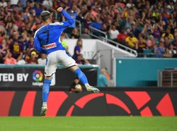 Tiga menit jelang waktu normal babak pertama berakhir, Napoli bisa menyamakan skor menjadi 1-1. Adalah Samuel Umtiti yang membuat bunuh diri untuk Barcelona, sehingga Napoli memaksakan hasil imbang saat turun minum. Jasen Vinlove-USA TODAY Sports via Reuters.