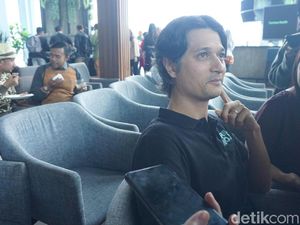 Perkenalkan Tjok Gde, Si Ganteng Ahli Herbal Kakak Iparnya Happy Salma