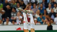 Erling Haland tampak terjatuh. REUTERS/Leonhard Foeger.