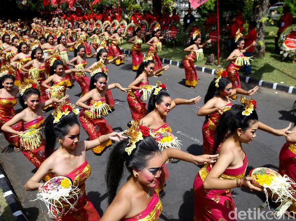 Ratusan Penari Bali Meriahkan Kongres V PDIP