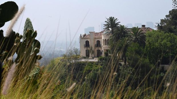 A new home, seen August 7, 2019, on Cielo Drive in Beverly Hills, California, has replaced the now razed home in which Sharon Tate and four others were killed by the Manson Family 50 years ago. - The gruesome two-day murder spree orchestrated by Charles Manson which left pregnant actress Sharon Tate and six other people dead still haunts the American psyche as the 50th anniversary of the August 8 and 9, 1969 killings nears. (Photo by Robyn Beck / AFP)