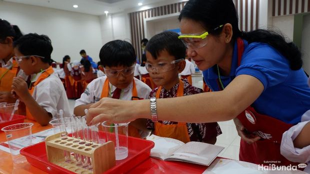 Anak sedang eksperimen di laboratorium/