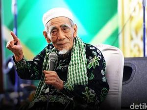Momen Almarhum Mbah Moen Saat Makan Nasi Kebuli di Mekkah Momen Almarhum Mbah Moen Saat Makan Nasi Kebuli di Mekkah
