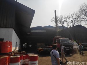 Inspeksi Pabrik Besi, Petugas DLH DKI Cek Cerobong Asap