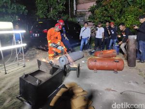 Damkar Bantu BNN Bongkar Tabung Nitrogen Isi 200 Kg Ganja di Kramat Jati