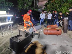 Damkar Bantu BNN Bongkar Tabung Nitrogen Isi 200 Kg Ganja di Kramat Jati