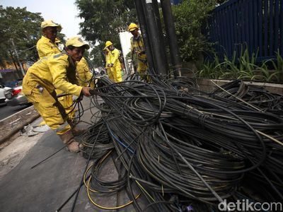 Aksi Petugas Bina Marga Rapikan Kabel Semrawut di Jakarta