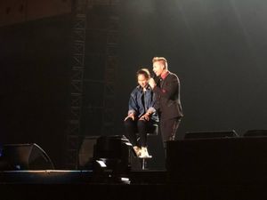 Jangan Iri, Pevita Pearce Beruntung Diajak Naik Panggung Westlife Jangan Iri, Pevita Pearce Beruntung Diajak Naik Panggung Westlife