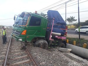 Truk Muat Drum Nangkring di Rel KA Usai Tabrak Marka Jalan