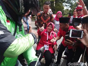 Macet, Risma Naik Ojek Online ke Arena Kongres PDIP di Bali