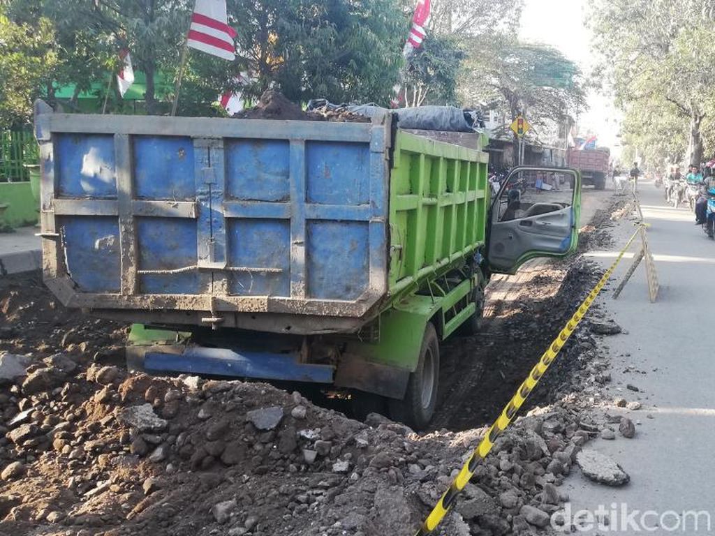 Jalan KH Mansyur Kota Pasuruan Diperbaiki Setelah 18 Bulan Rusak Jalan KH Mansyur Kota Pasuruan Diperbaiki Setelah 18 Bulan Rusak