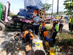 Truk yang Nangkring di Rel KA Dievakuasi Menggunakan Crane