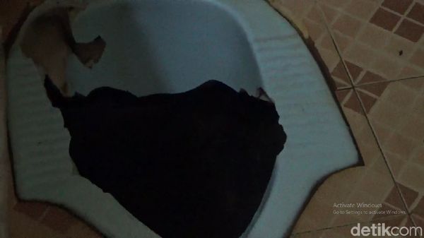 Ini Lubang WC Tempat Ular Sanca 4 Meter Mendadak Nongol