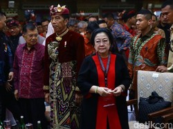 Terbata-bata, Mega Ucapkan Dukacita atas Wafatnya Mbah Moen