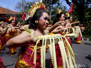 Tari Pendet Sambut Kedatangan Joe Biden-Sergei Lavrov di Bali Tari Pendet Sambut Kedatangan Joe Biden-Sergei Lavrov di Bali
