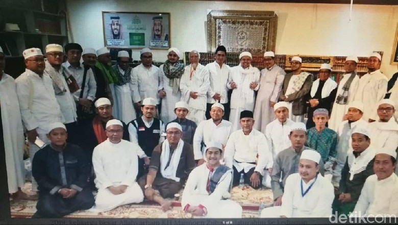 Putra Mbah Moen Silaturahmi ke Kediaman Habib Rizieq di Mekah