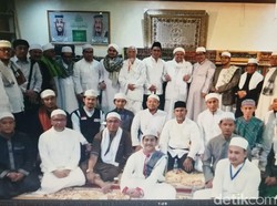 Putra Mbah Moen Silaturahmi ke Kediaman Habib Rizieq di Mekah