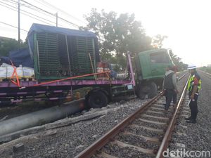 Empat KA Alami Keterlambatan Akibat Truk yang Nangkring di Rel KA