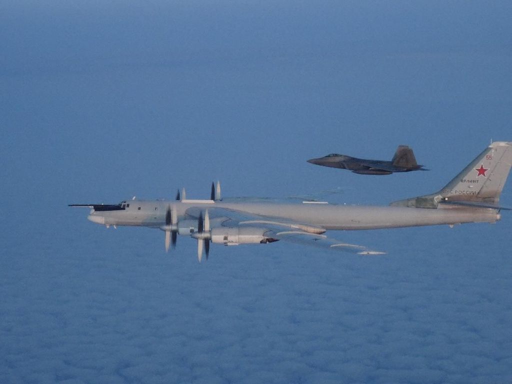 Manuver Pesawat Bomber Rusia di Langit Belarusia