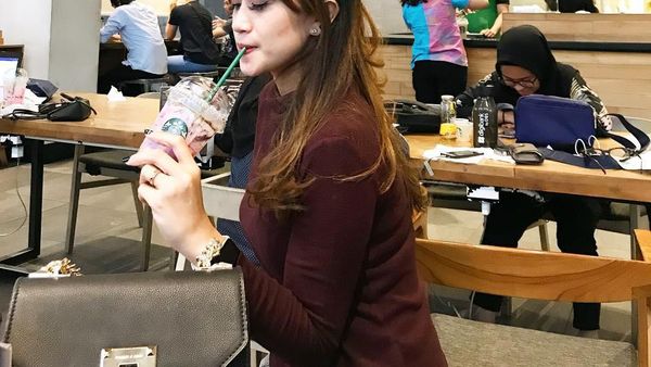 Ditinggal Pablo Benua, Nia April Tampil Eksis Saat Kulineran