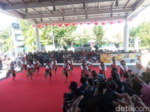 Gala Premier Bumi Manusia dan Perburuan Dipadati Warga Surabaya Gala Premier Bumi Manusia dan Perburuan Dipadati Warga Surabaya
