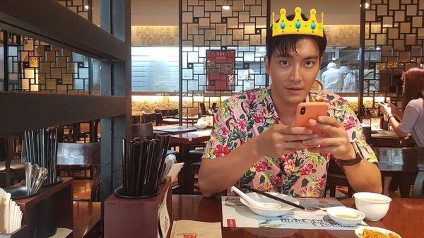 Bikin Salah Fokus! Ini Manisnya Siwon Saat Bersantap di Restoran