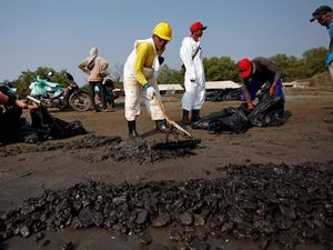 Pertamina Terus Bersihkan Sisa Tumpahan Minyak di Pesisir Karawang