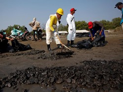 Pertamina Terus Bersihkan Sisa Tumpahan Minyak di Pesisir Karawang