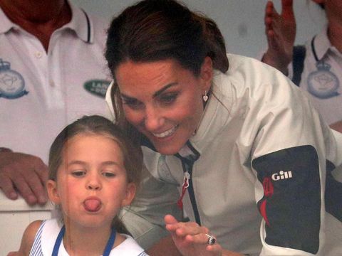 Charlotte bersama Kate Middleton