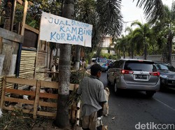 Anies Minta Walikota Urus Lapak Hewan Qurban di Trotoar