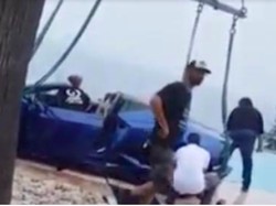 Gegara High Heels, Model Seksi Ini Ceburkan Lamborghini ke Kolam