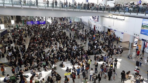 Aksi Protes di Hong Kong Berlanjut, Massa Kini Duduki Bandara