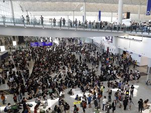 Aksi Protes di Hong Kong Berlanjut, Massa Kini Duduki Bandara