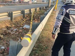 Baru Dipasang, Portal Penghadang Truk di Exit Tol Kalimalang 2 Roboh