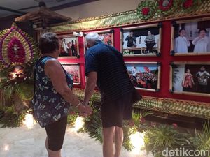 Turis Aussie pun Kepincut Foto Mega-Jokowi di Kongres PDIP Turis Aussie pun Kepincut Foto Mega-Jokowi di Kongres PDIP