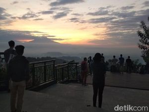 Punthuk Setumbu, Spot Sunrise Favorit di Magelang