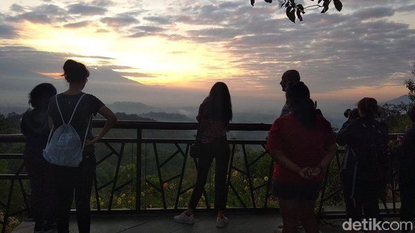Keindahan Punthuk Setumbu Saat Matahari Terbit