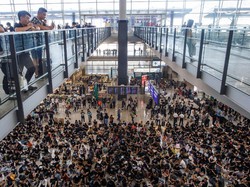 Massa Anti-pemerintah Lumpuhkan Bandara Hong Kong Selama 3 Hari
